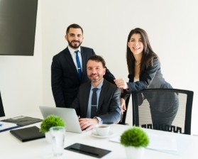 Miembros del equipo de Sisole's en una reunión de trabajo, sonriendo y planificando soluciones empresariales.
